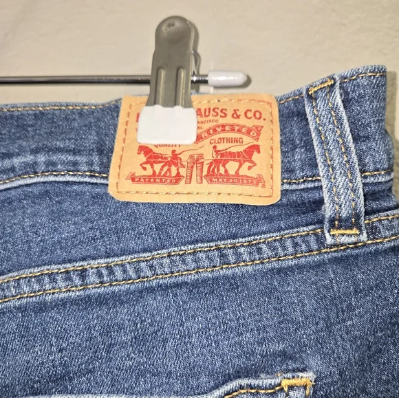 Levis Classic Jean Shorts Size 32 - Picture 8 of 16